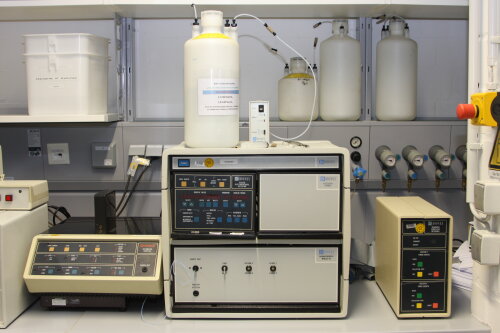 Ionenchromatograph der 2000er Serie der Fa. Dionex mit zur Bestimmung der Anionen nach DIN EN ISO 10304-1.